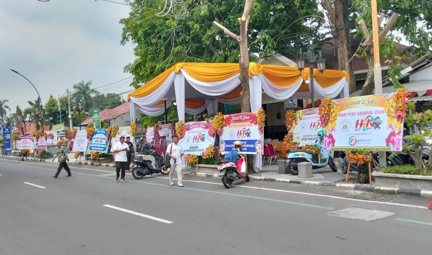 Puluhan Karangan Bunga Hiasi HPN 2026 di Balai KWG Gresik, Gelar Tradisi Religi dan Sosial