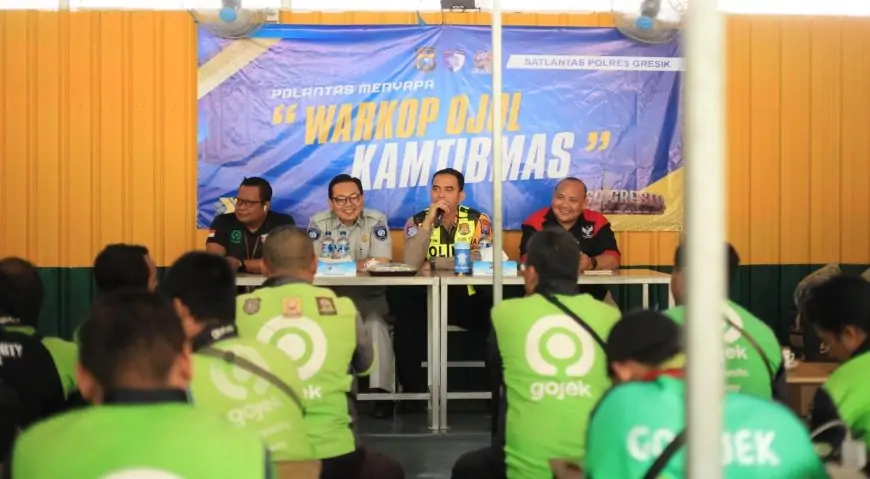 Ngopi Bareng Ojol, Satlantas Polres Gresik Perkuat Keselamatan Lalu Lintas
