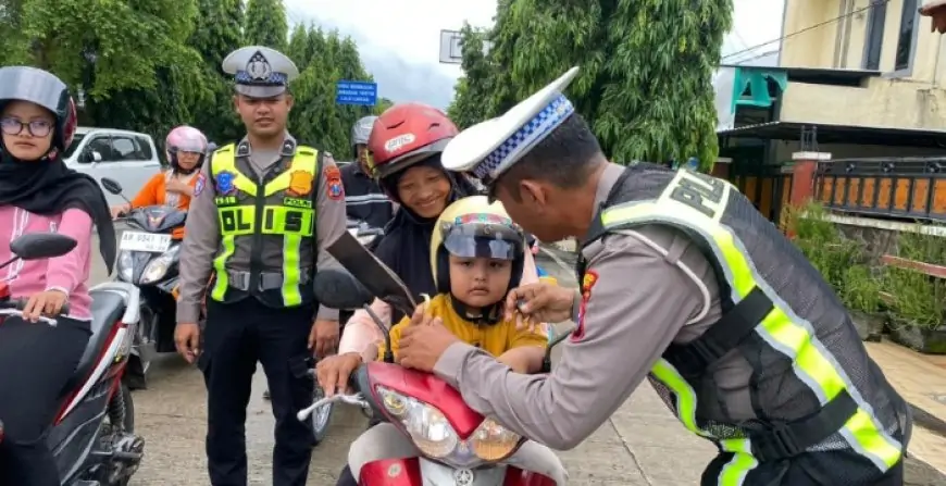 Bukan Surat Tilang, Pengendara Tertib di Trenggalek Justru Dikagetkan dengan Buket Bunga