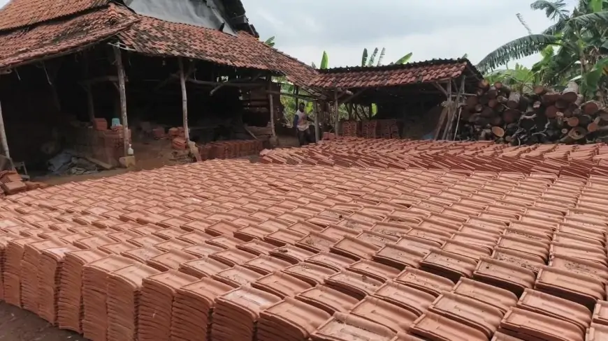 Pengrajin Genteng Tanah Liat di Lamongan Gantungkan Harapan pada Program Gentengisasi Prabowo