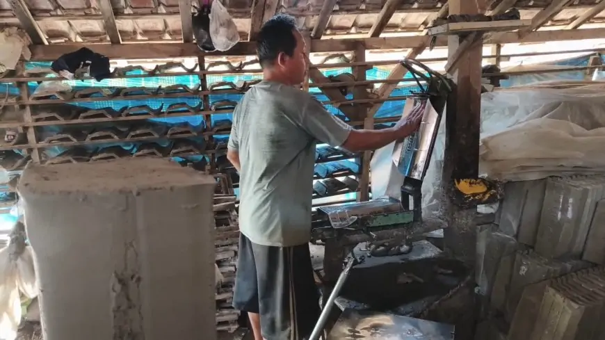 Pengrajin Genteng Tanah Liat di Lamongan Gantungkan Harapan pada Program Gentengisasi Prabowo