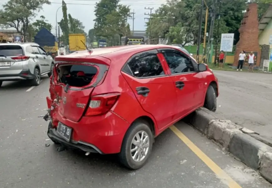 Kecelakaan Beruntun di Jalur Arteri Mancar Jombang, Truk Tabrak Dua Mobil Ringsek