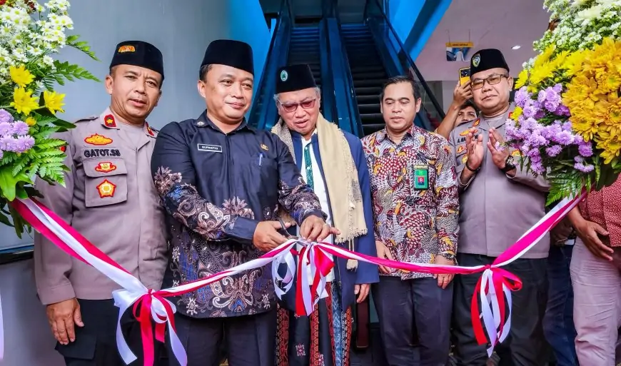 Eskalator Masjid Agung Gresik Mudahkan Ibadah Jamaah Lansia dan Disabilitas