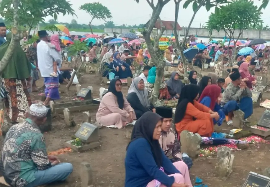 TPU Desa Pucangsimo Dipadati Ratusan Warga,  Kirim Doa Bersama kepada Leluhur