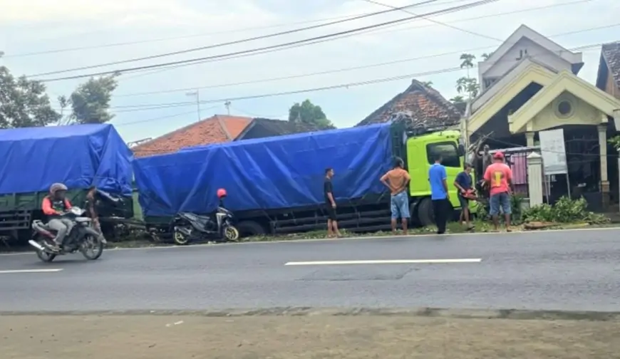 Truk Gandeng Oleng Tabrak Tiga Rumah di Jalur Nasional Lamongan-Babat