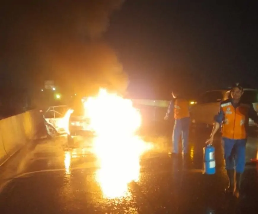 Korsleting Diduga Picu Sedan Tua Terbakar di Tol Surabaya–Gresik, Mobil Ludes Tanpa Sisa