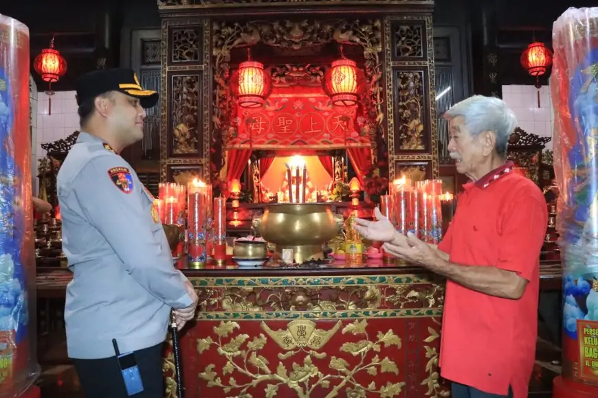 Pastikan Ibadah Imlek 2577 di Gresik Aman, Kapolres Sambangi Klenteng Kim Hin Kiong