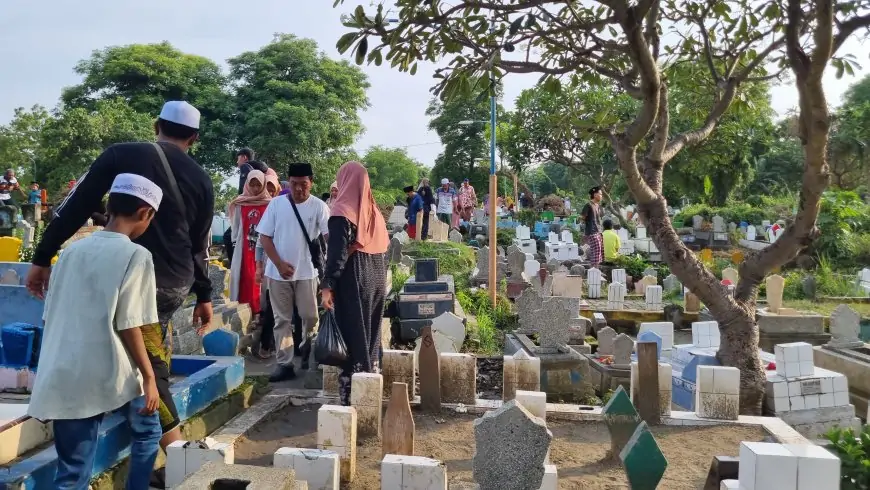 Tradisi Padusan Jelang Ramadan, Berkah Rejeki bagi UMKM dan Jasa Bersih Makam