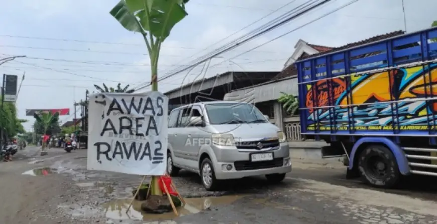 Jengah Hanya Diberi Tambal Sulam, Warga Sambirobyong Tulungagung Sindir Pemerintah Lewat Poster 'Area Rawa'
