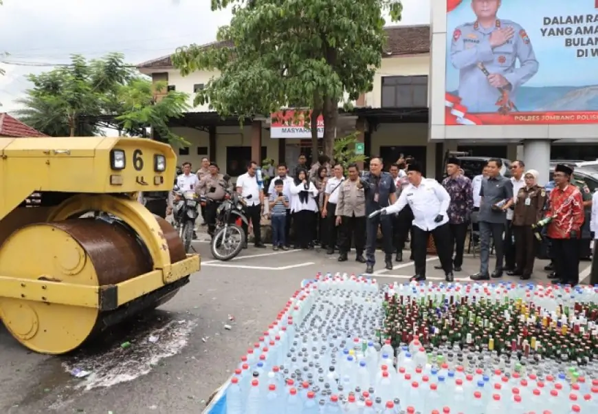 Bupati Warsubi dan Forkopimda Jombang Musnahkan 7.310 Botol Miras