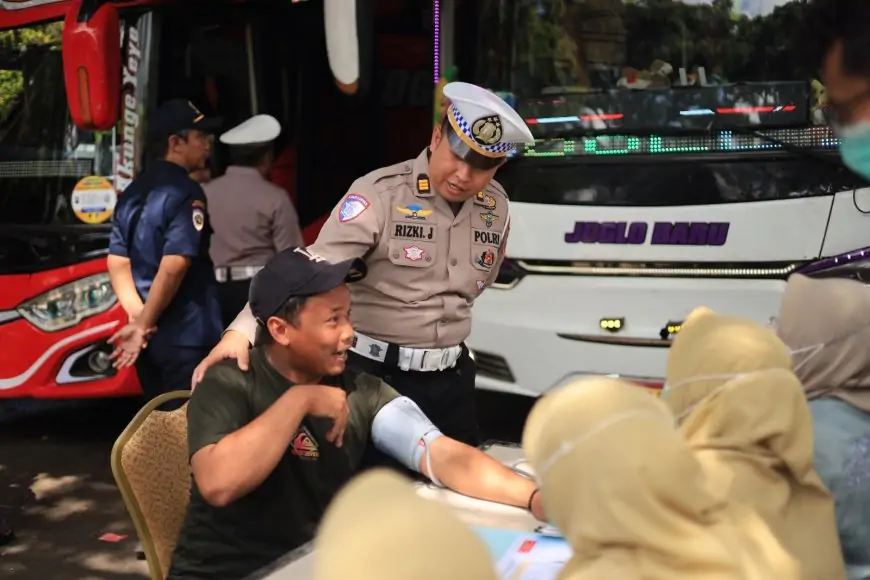 Pastikan Laik Jalan, Polisi Cek Kelayakan Armada Bus di Gresik Antisipasi Lonjakan Mudik