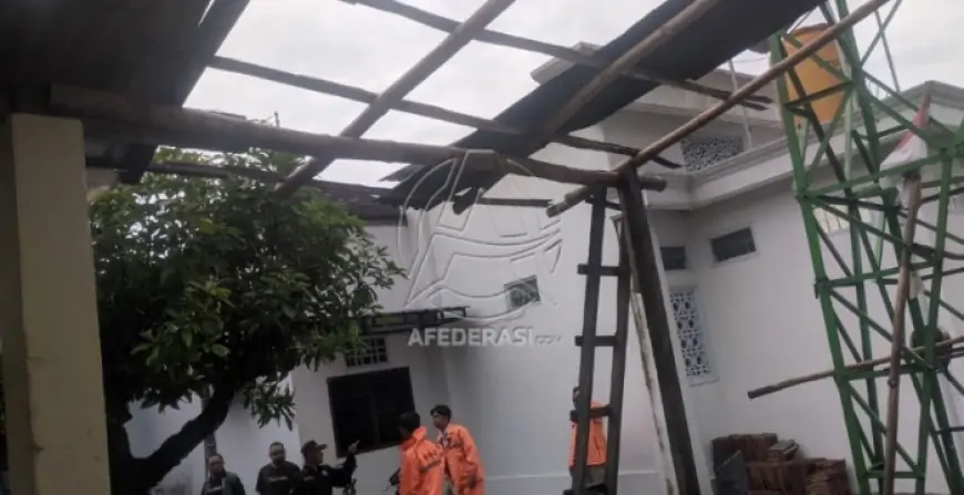 Lima Menit yang Mencekam, Puting Beliung Terjang Desa Ketanon, Belasan Atap Rumah Warga Rontok