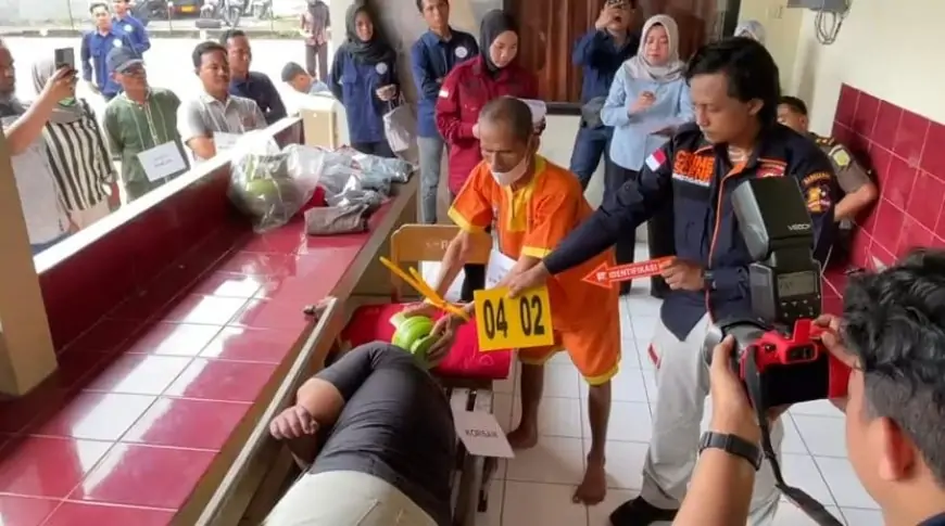 Satreskrim Polres Lamongan Rekonstruksi Ayah Bunuh Anak Pakai Tabung Elpiji
