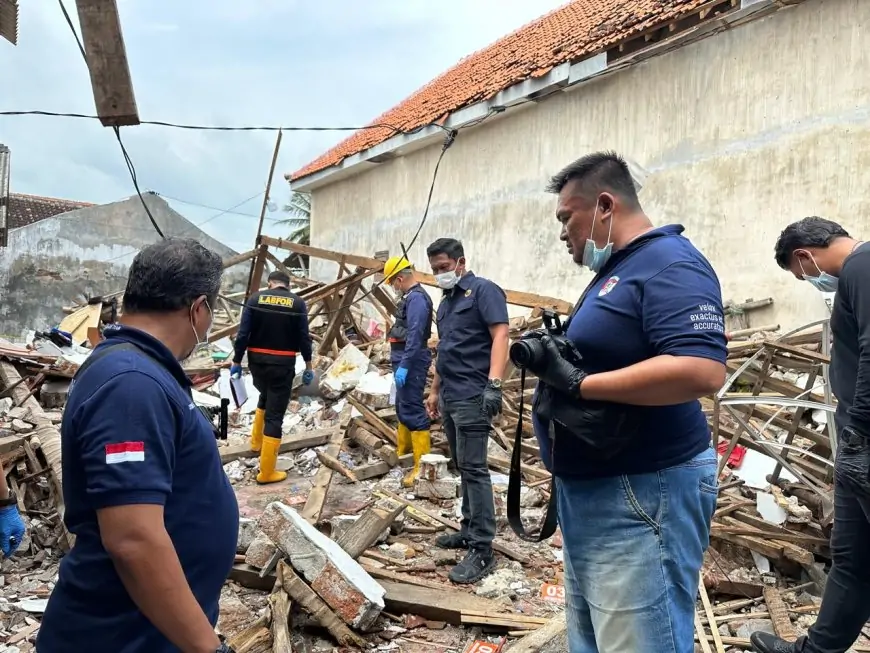 Gegana Sterilkan Lokasi, Tim Labfor Polda Jatim Mulai Olah TKP Ledakan Maut di Situbondo