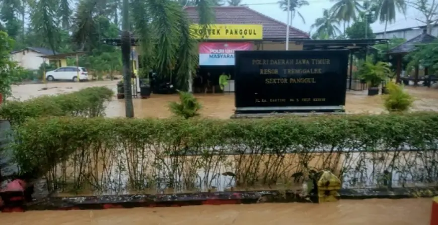 Lumpuh Total Akibat Luapan Sungai, Mapolsek Panggul dan Jalur Trenggalek-Pacitan Terendam Banjir