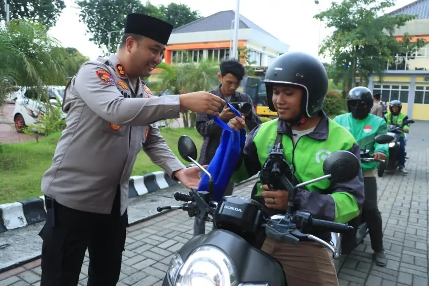 Polres Gresik dan Bhayangkari Turun Jalan Bagikan 200 Takjil