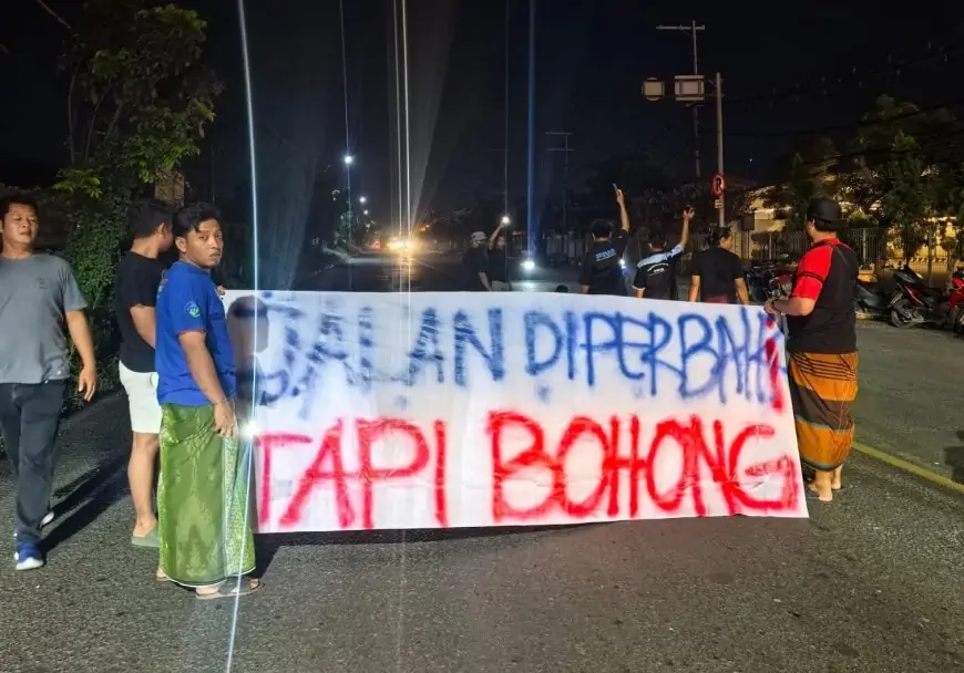 Pasang Spanduk Sindiran di Jalan Nasional Rusak Parah, Warga Manyar Gresik Desak BBPJN Segera Bertindak
