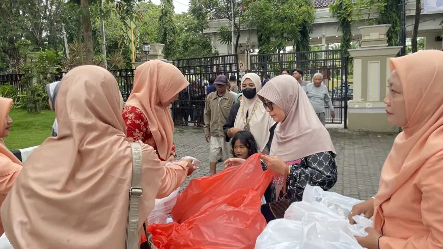 Ratusan Warga Lamongan War Takjil di Pendopo Lokatantra, 300 Paket Ludes dalam 10 Menit
