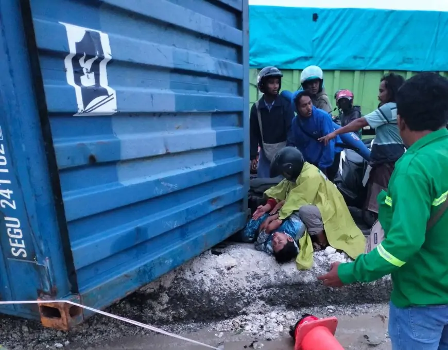 Kontainer Terlepas Timpa Pengendara Motor di Pantura Manyar Gresik, Korban Luka Ringan