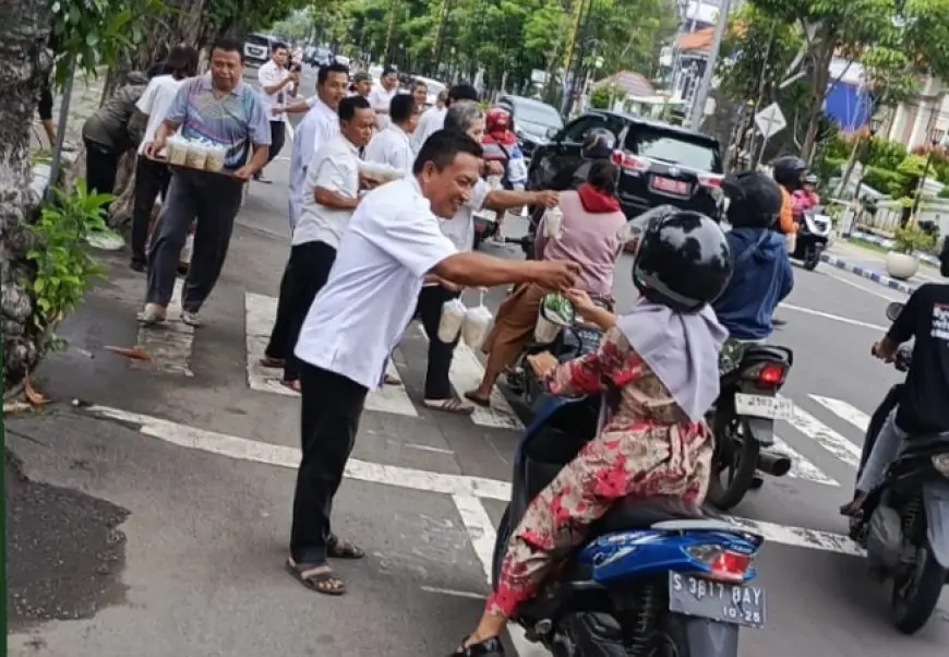 Karyawan Perhutani KPH Jombang dan Perencanaan Wilayah Bagikan Takjil