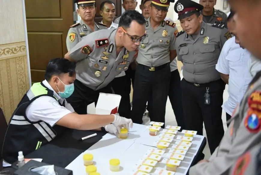 Tes Urine Mendadak, Polres Gresik Pastikan Personel Bersih dari Narkoba