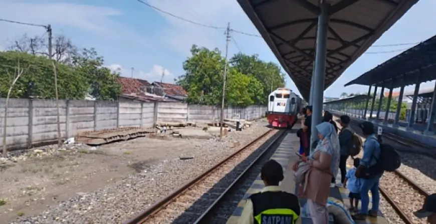 Tiket Lebaran 2026 di Stasiun Lamongan Terjual 6.655 Kursi, Puncak Arus Mudik Mulai Terlihat