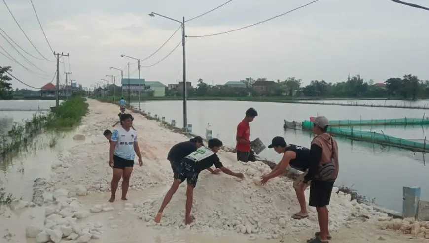 Geram Jalan Desa Rusak Akibat Banjir, Warga Pomahanjanggan Lamongan Patungan Beli Batu Pedel