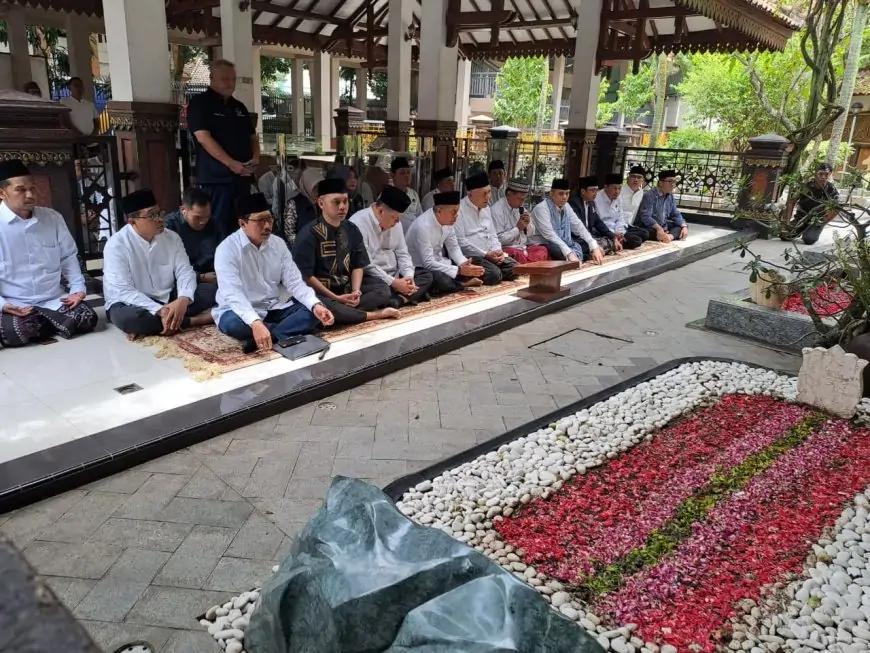 DPP NasDem Berziarah ke Makam KH Hasyim Asy'ari dan Gus Dur
