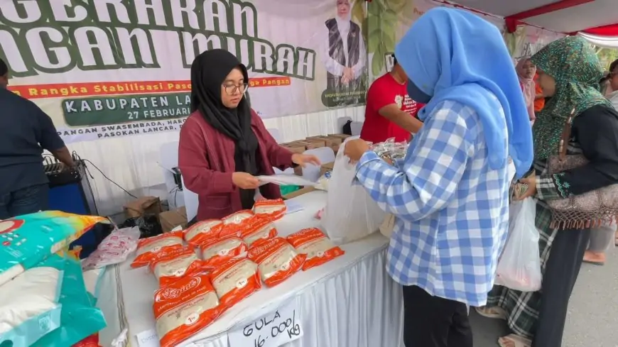 Warga Lamongan Rela Antre Berjam-jam Demi Sembako Murah Pemprov Jatim