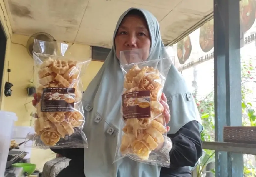 Berkah Ramadan Usaha Rumahan Kue Kembang Goyang di Jombang Panen Cuan