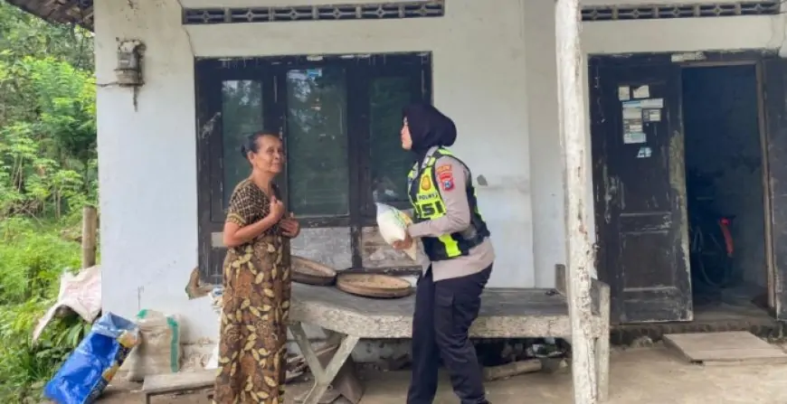 Patroli Sambil Berbagi, Satlantas Polres Trenggalek Sasar Warga Kurang Mampu di Bulan Ramadan
