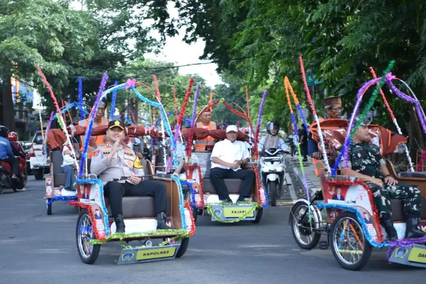Dukung Transportasi Ramah Lingkungan Kapolres Gresik bersama Forkopimda Kompak Naik Becak Listrik