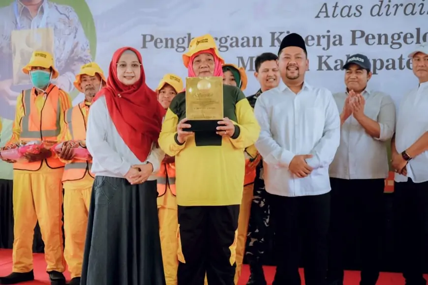 Kirab Adipura Gresik 2026: Fandi Akhmad Yani Pimpin Apresiasi Pasukan Kebersihan, Raih Penghargaan KLH