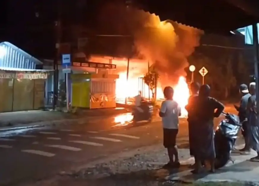 7 Motor dan 1 Rumah Dibakar Massa di Perbatasan Gresik-Lamongan, Dipicu Pelaku Tawuran Belum Tertangkap