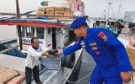 Momen Hangat di Kalbut, Saat Polisi Perairan Borong Takjil untuk Nelayan Situbondo