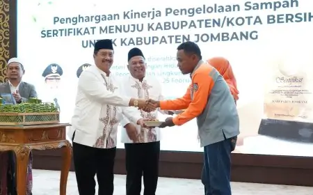 Bupati Jombang Beri Kejutan Umrah untuk Petugas Kebersihan Usai Raih Penghargaan Nasional