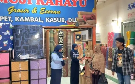 Jelang Lebaran, Penjualan Karpet di Pasar Baru Kota Lamongan Melonjak Tiga Kali Lipat