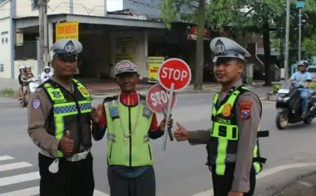Optimalkan Kamseltibcarlantas, Satlantas Polres Trenggalek Bekali Supeltas Rambu Stop Portable Baru