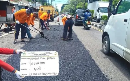 Meski Kewenangan Pusat, Pemkab Gresik Tambal Jalan Nasional yang Rusak dan berlubang di Kebomas