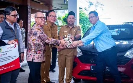 Pemkab Gresik Menerima Bantuan 3 Mobil CSR Bank Jatim