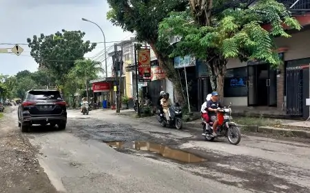 Jelang Lebaran, Jalan Suwoko Kota Lamongan Rusak Parah