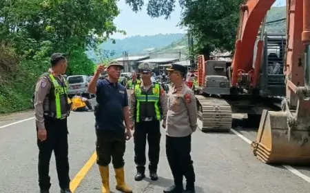 Jalur Trenggalek-Ponorogo Tertimbun Longsor, Kapolres Terjunkan Alat Berat dan Breaker