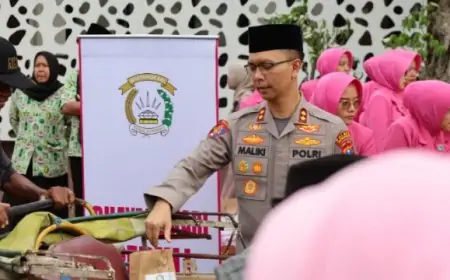 Ajarkan Empati Sejak Dini, Polres Trenggalek Gandeng Siswa SLB Bagikan Menu Buka Puasa