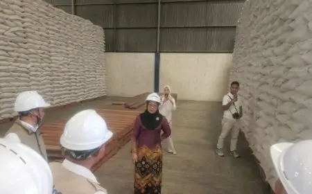 Anggota Komisi IV DPR RI Sadarestuwati Sidak ke Gudang Bulog  dan Pasar Pon