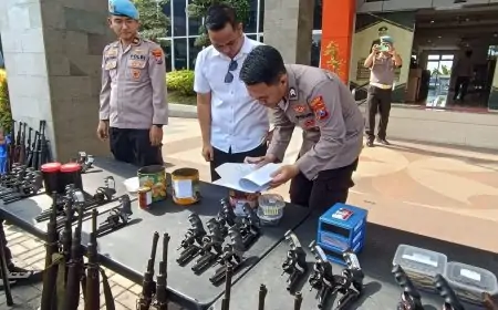 Cek Senjata Api Dinas Personel, Polres Gresik Pastikan Kesiapan Jelang Lebaran