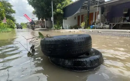 Pengendara Keluhkan Lobang Terendam Banjir di Poros Glagah Lamongan