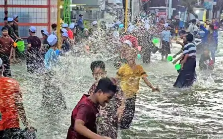 4 Bulan Terendam, Ratusan Santri di Lamongan Blokade Jalan Protes Penanganan Banjir