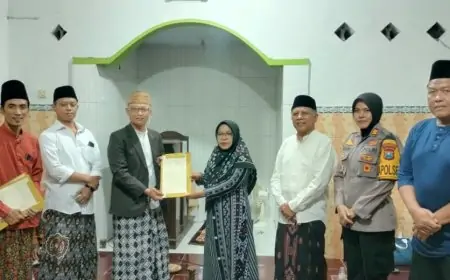 Dorong Legalitas Aset Umat, Kemenag Jombang Serahkan 8 Sertifikat Wakaf
