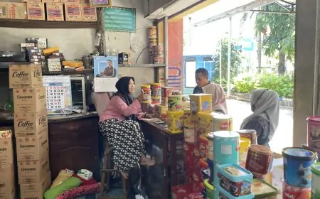 Imbas Banjir, Penjualan Jajanan Lebaran di Pasar Baru Lamongan Anjlok