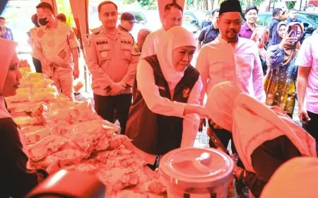 Sapa Bansos Ramadan di Gresik, Khofifah Salurkan Bantuan Rp7,6 Miliar dan Pantau Pasar Murah